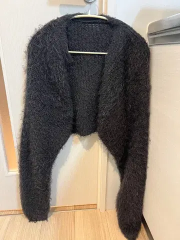 검은색 계열의 그레이 니트 가디건