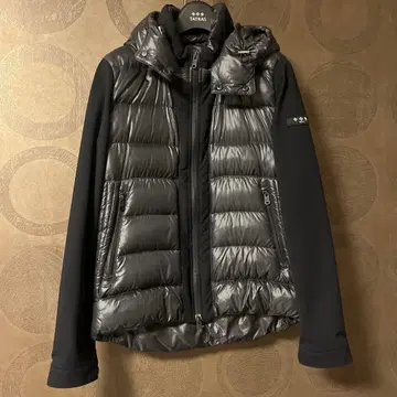 새상품급! TATRAS 블랙 다운 자켓 후드 부착 팔 부분 원단 절개