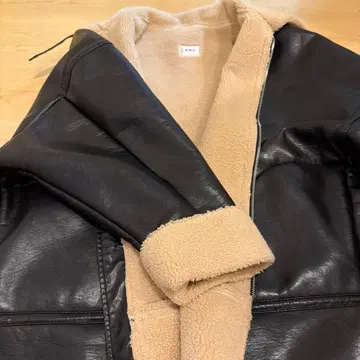 블랙 가죽 무스탕 코트 후드 부착