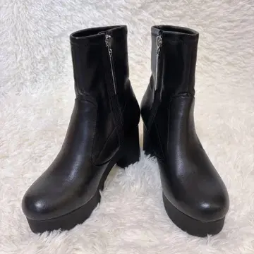 [ 새상품급 ] 통굽 부츠 블랙 NUOVO 호킨스 사이즈 M