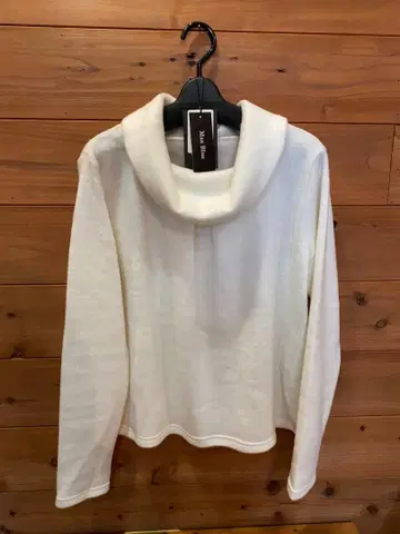 화이트 캐주얼 오프 터틀넥 긴팔 니트