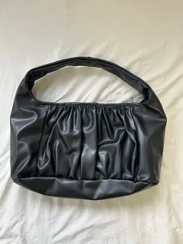 Scrap book CALAU 블랙 합성 피혁 개더 핸드백