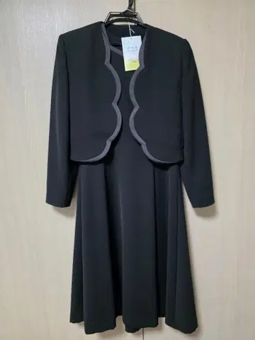 블랙 스캘럽 디자인 원피스