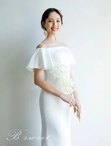 화이트 오프숄더 프릴 슬리브 웨딩 드레스