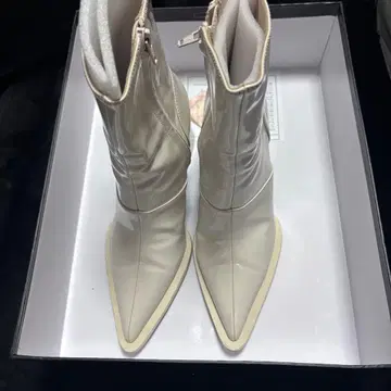 meltthelady 에나멜 포인트 숏부츠