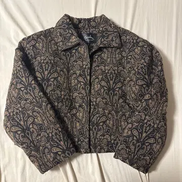 페이즐리 무늬 크롭 자켓 블랙 베이지