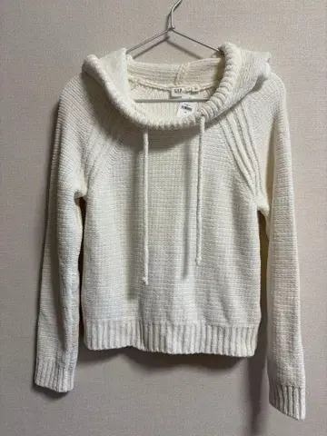 GAP 후드 부착 화이트 니트 스웨터 XS 미사용품 (약간 하자 있음)
