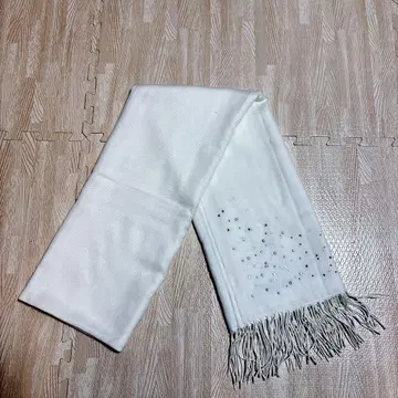 [ 새상품급 ] VIERGE 비엘주 화이트 비즈 포함 머플러 로고 포함