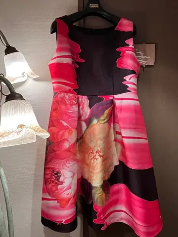 꽃무늬 슬리브리스 드레스