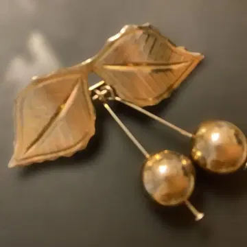 잎과 구 디자인 브로치 4, 5 4개의 원형이 흔들리는 귀여운 브로치