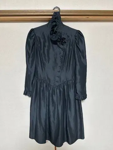 블랙 프릴 장식 A라인 원피스