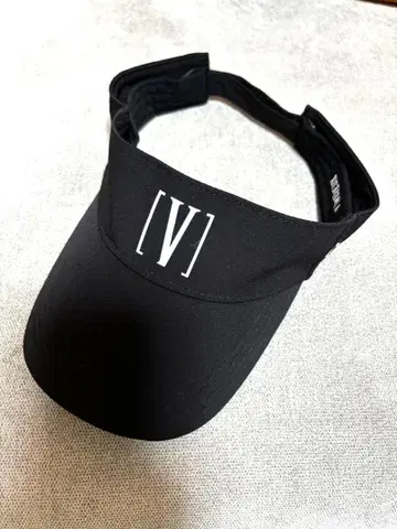 V12 바이저 [V] 로고 포함