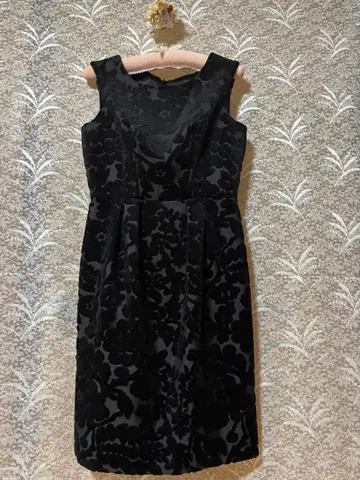 STRAWBERRY-FIELDS 블랙 드레스 슬리브리스