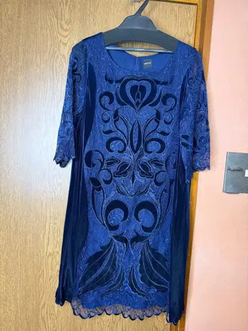 DROWCYS 네이비 자수 벨로아 칠부 소매 원피스