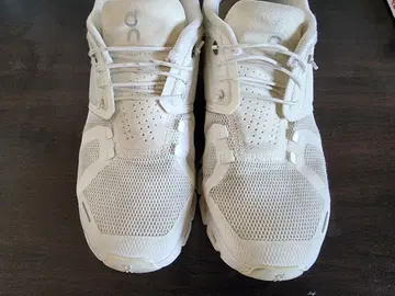 온 화이트 스니커즈