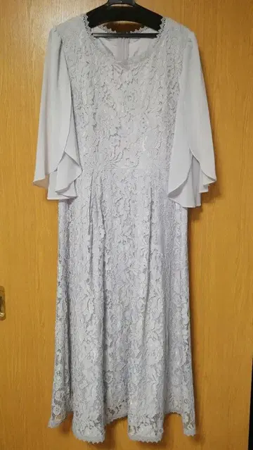 라이트 그레이 레이스 드레스 플레어 슬리브
