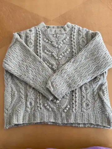 케이블 니트 스웨터