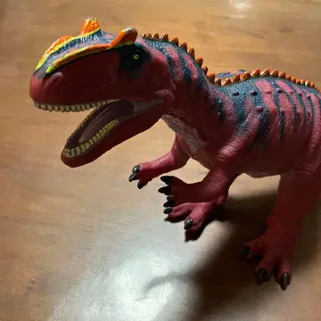 빨간색과 검은색 공룡 피규어