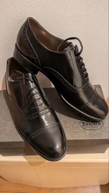 KENFORD 블랙 윙 팁 슈즈