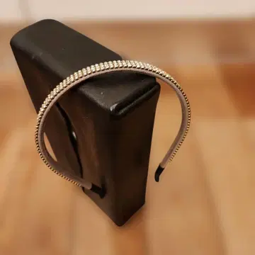 acca 스톤 장식 골드 헤어밴드