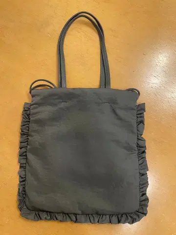 [새상품] 프릴 달린 그레이 토트백