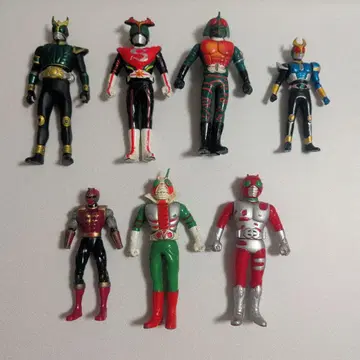 가면라이더 액션 피규어 6개와 하리켄쟈 피규어