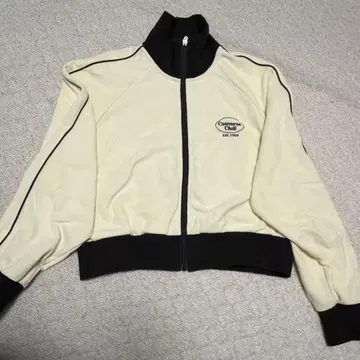 크림색 집업 저지