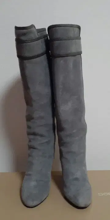 미사용에 가까운 세르지오로시 그레이 스웨이드 롱 부츠 36