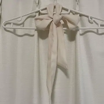 이노센트 월드 아이보리 쉬폰 넥 리본