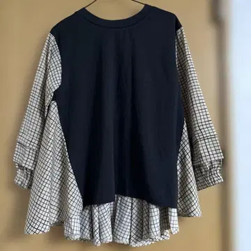 블랙과 체크 무늬 긴팔 상의 블라우스