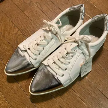 컴시즘 화이트/실버 메탈릭토 스니커즈 24.5cm