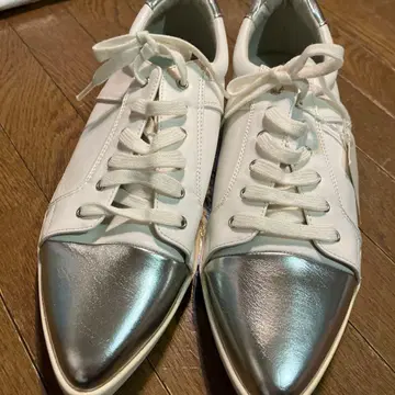 컴시즘 화이트/실버 메탈릭토 스니커즈 24.5cm