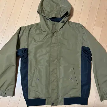 카키 x 블랙 후드 부착 아우터