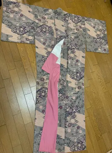 코몬 무늬 기모노 핑크와 그레이