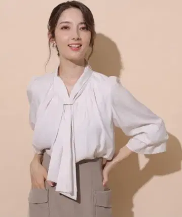 [미사용] Apuweiser-rich 2WAY 보타이 블라우스