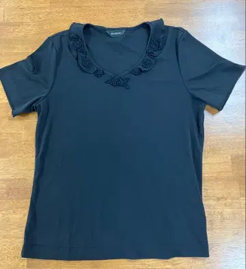 잉게보그 INGEBORG 티셔츠 블랙 프릴 작은 꽃 모티브 레이스