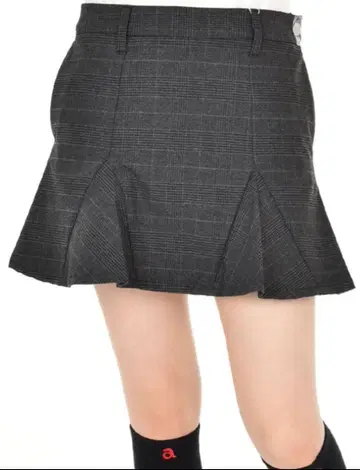 데상트 골프 다크 그레이 체크 무늬 플레어 스커트 S 사이즈