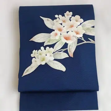 네이비 컬러의 시오제 원단에 부드러운 꽃 패턴이 들어간 나고야 오비