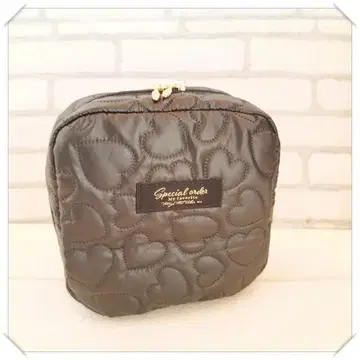 하트 무늬 퀼트 넉넉하게 들어가 소분 가능한 자립식 메이크업 파우치