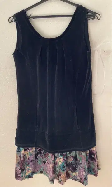 블랙 슬리브리스 원피스 프릴 포함