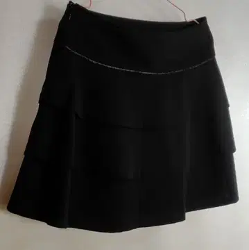 블랙 미니 스커트 앞 티어드 3단 뒤 플레어