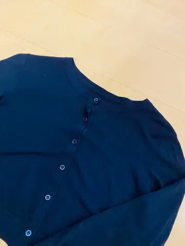 FOXEY 새상품급 네이비 버튼 달린 긴팔 가디건