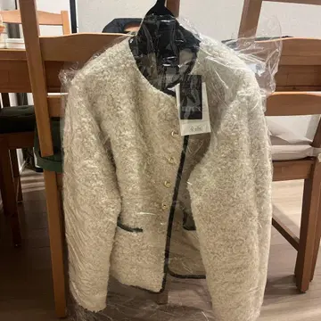 화이트 노카라 자켓 퍼 스타일