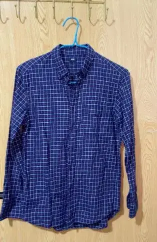 네이비 체크 무늬 긴팔 셔츠