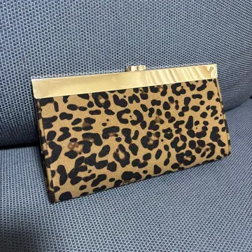 레오파드 무늬 클러치백 골드 금장 장식