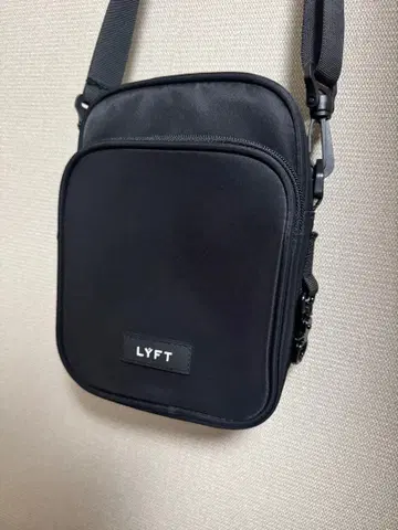 LYFT 숄더백 블랙