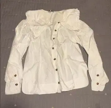 프릴 달린 화이트 셔츠