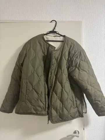 올리브색 리버서블 퀼팅 자켓