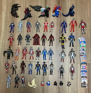 울트라맨 피규어 세트와 설명 카드