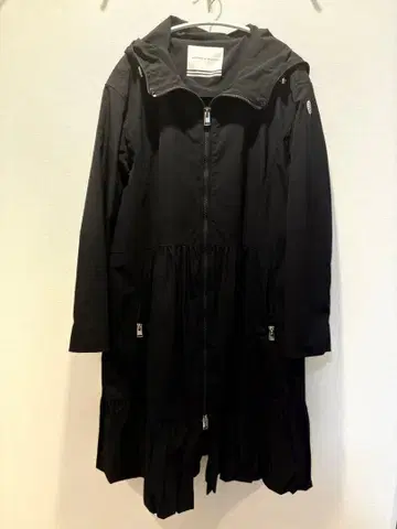 보더스 앳 발코니 티어드 코트